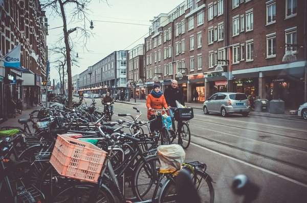 How Can UK Cycling Shops Promote Urban Cycling Through Community Engagement Programs?